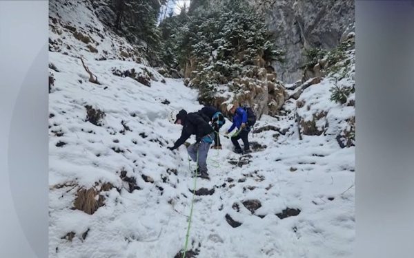 Turiști, salvați din Piatra Craiului: S-au târât pe burtă din cauza gheții