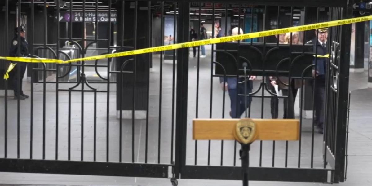 Bărbat, împușcat mortal la metrou în NEW YORK, după ce a înjunghiat trei