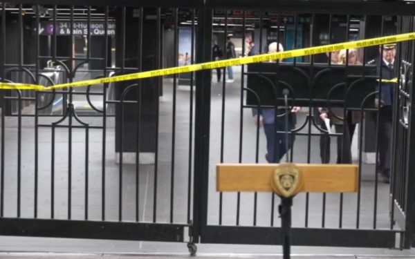 Bărbat, împușcat mortal la metrou în NEW YORK, după ce a înjunghiat trei
