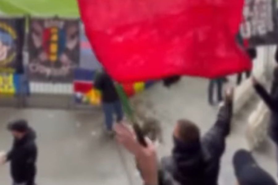 Incendiu la meciul Steaua – Sepsi: Scandări xenofobe și atac la Mircea Lucescu