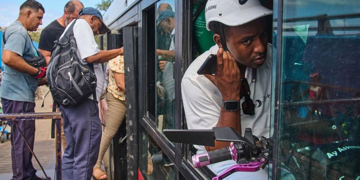 Ciclobusul din Havana, soluția neașteptată pentru criza de combustibil din Cuba