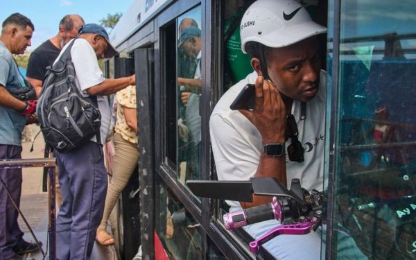 Ciclobusul din Havana, soluția neașteptată pentru criza de combustibil din Cuba