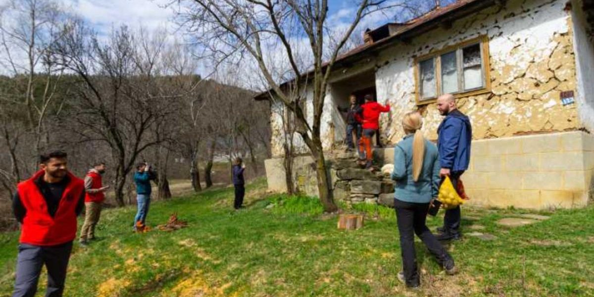 Campanie umanitară în zonele montane izolate ale județului Buzău Sute de pachete cu alimente și produse de strictă necesitate au fost distribuite în satele și cătunele greu accesibile din munții Buzăului, într-o acțiune a echipei CarpathianRescue4x4 Nehoiu