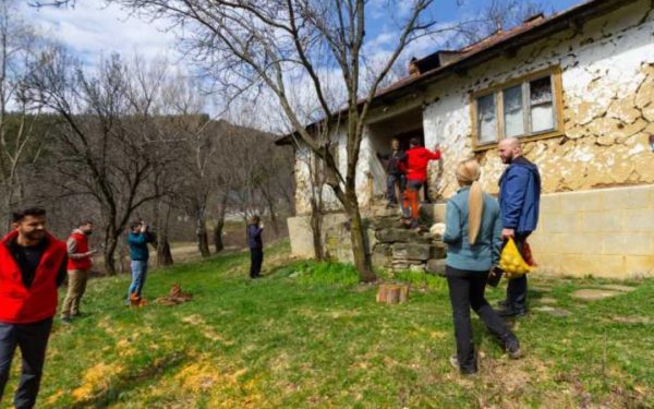 Campanie umanitară în zonele montane izolate ale județului Buzău Sute de pachete cu alimente și produse de strictă necesitate au fost distribuite în satele și cătunele greu accesibile din munții Buzăului, într-o acțiune a echipei CarpathianRescue4x4 Nehoiu