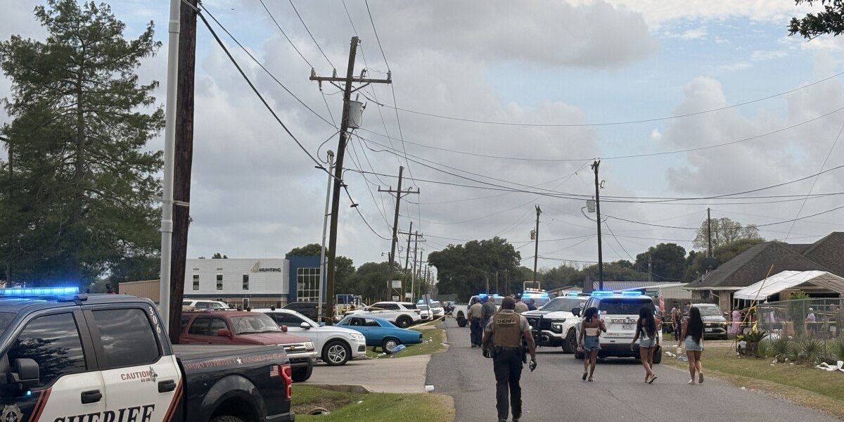 Un incident grav a zguduit comunitatea din Iberia Parish în timpul festivalului vietnamez de Anul Nou, când un vehicul a intrat în mulțimea adunată pentru parade, rănind cel puțin 15 persoane