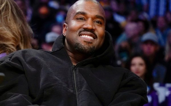 Presiuni crescute asupra artistului Kanye West pentru retragerea de la un festival din Londra Un scandal de amploare a izbucnit în zilele recente în Marea Britanie, după ce s-au intensificat solicitările pentru ca rapperul american Kanye West, cunoscut sub numele de scenă Ye, să fie retras de pe afișul unui festival de muzică din Londra