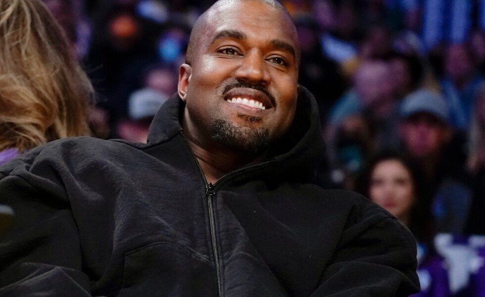 Presiuni crescute asupra artistului Kanye West pentru retragerea de la un festival din Londra Un scandal de amploare a izbucnit în zilele recente în Marea Britanie, după ce s-au intensificat solicitările pentru ca rapperul american Kanye West, cunoscut sub numele de scenă Ye, să fie retras de pe afișul unui festival de muzică din Londra