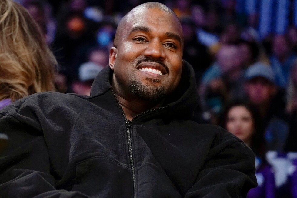 Presiuni crescute asupra artistului Kanye West pentru retragerea de la un festival din Londra Un scandal de amploare a izbucnit în zilele recente în Marea Britanie, după ce s-au intensificat solicitările pentru ca rapperul american Kanye West, cunoscut sub numele de scenă Ye, să fie retras de pe afișul unui festival de muzică din Londra