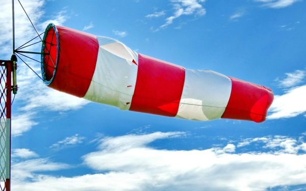 Vânt puternic și avertizări meteo pentru întreaga țară Administrația Națională de Meteorologie a emis, marți, o serie de avertizări pentru zilele următoare, vântul și condițiile meteorologice nefavorabile fiind principalele subiecte de interes