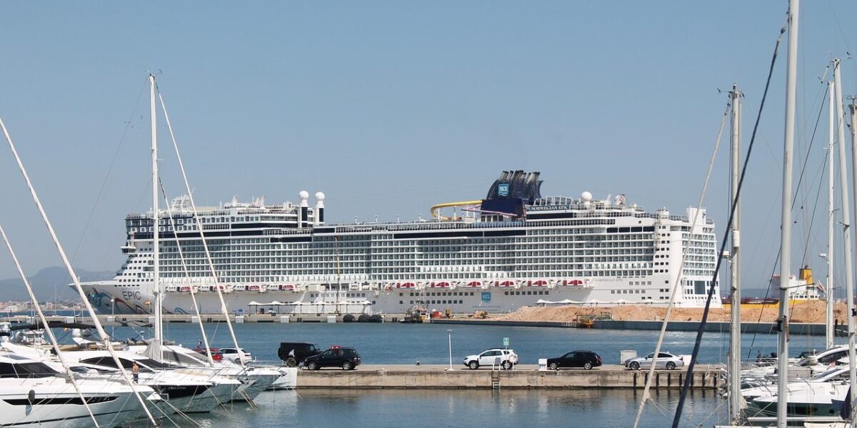 Vas de croazieră, curaj la Ormuz: Prima navă civilă, sfidare în contextul războiului