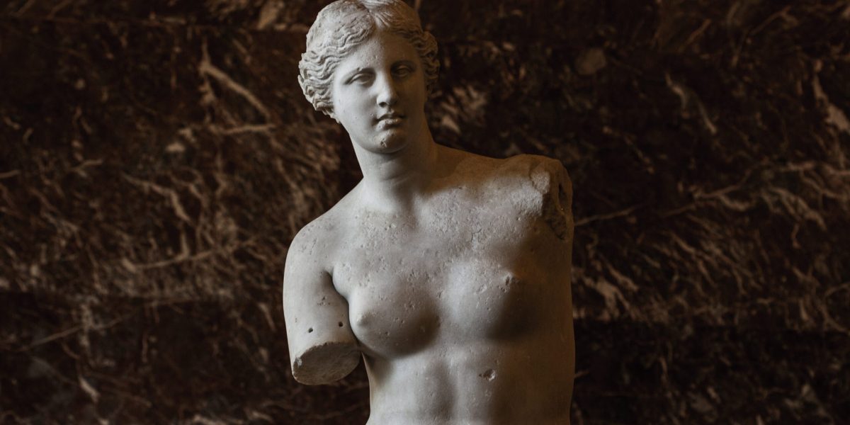 Venus din Milo, celebra statuie grecească, a zăcut timp de secole ascunsă sub pământ pe insula Melos, înainte de a fi redescoperită și de a deveni o operă de artă admirată în întreaga lume