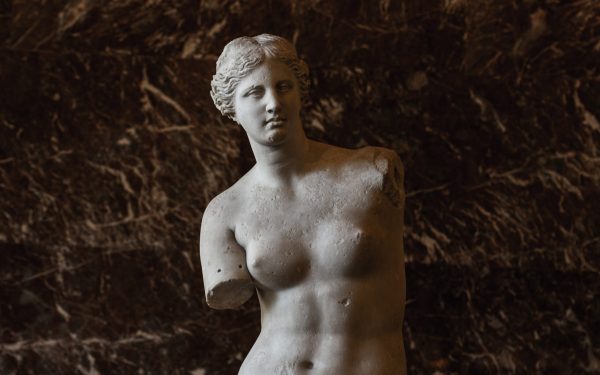 Venus din Milo, celebra statuie grecească, a zăcut timp de secole ascunsă sub pământ pe insula Melos, înainte de a fi redescoperită și de a deveni o operă de artă admirată în întreaga lume