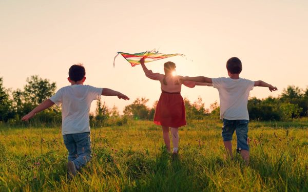 De ce-și amintești verile copilăriei ca fiind nesfârșite