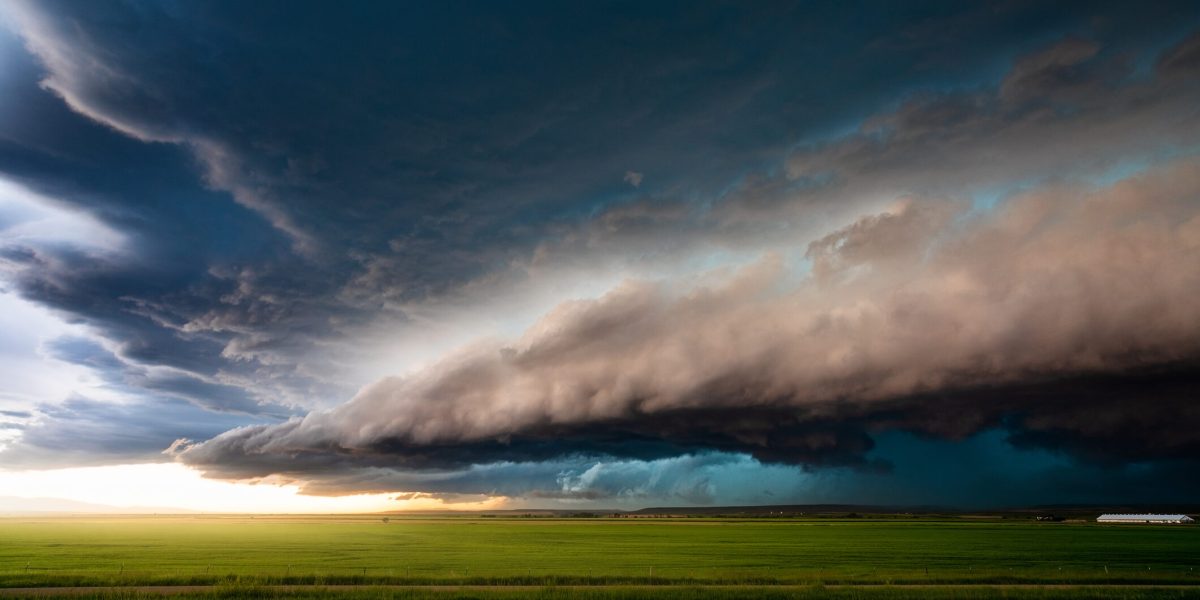 Vreme capricioasă în România: Ploi, vânt puternic și ninsoare la munte sâmbătă