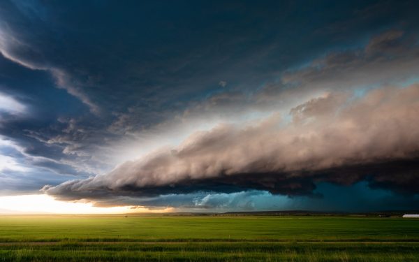 Vreme capricioasă în România: Ploi, vânt puternic și ninsoare la munte sâmbătă