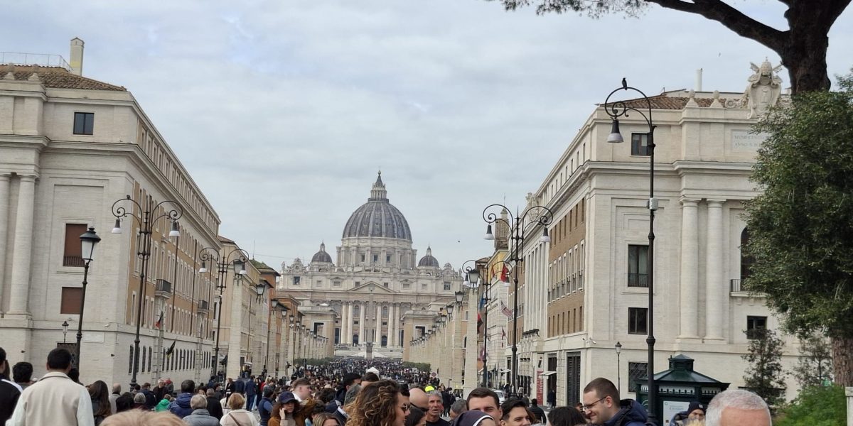 Papa Leon a prezidat sâmbătă seara, în bazilica Sfântul Petru, liturgia solemne de Înviere, inclusiv Vigilie pascală, marcând un moment central din calendarul creștin-catolic