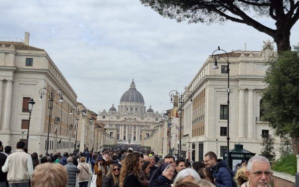 Papa Leon a prezidat sâmbătă seara, în bazilica Sfântul Petru, liturgia solemne de Înviere, inclusiv Vigilie pascală, marcând un moment central din calendarul creștin-catolic