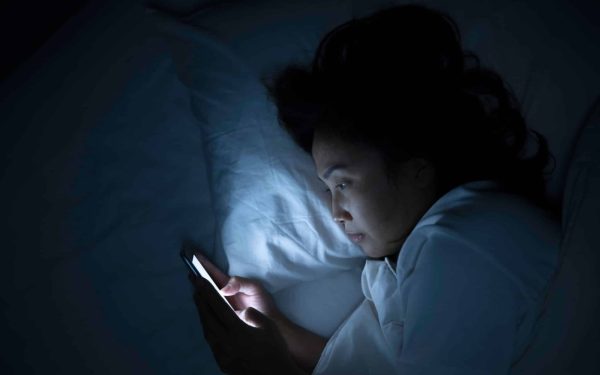 Obiceiul de noapte care zguduie România: Ce fac tot mai mulți români