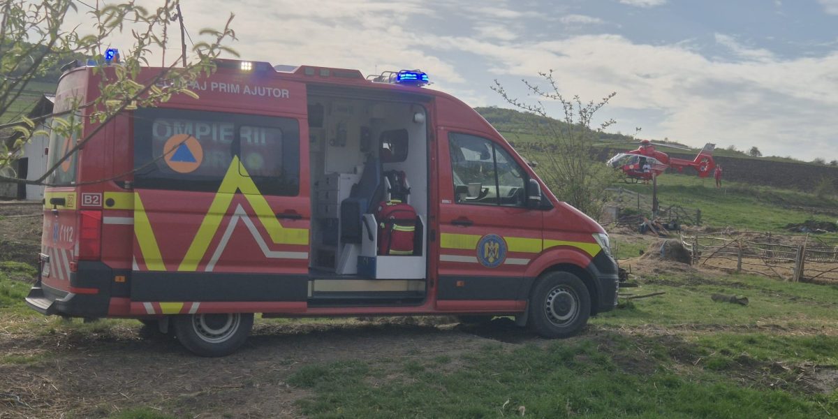 Cluj: Accident GRAV cu utilaj agricol. Victima, transportată cu elicopterul SMURD