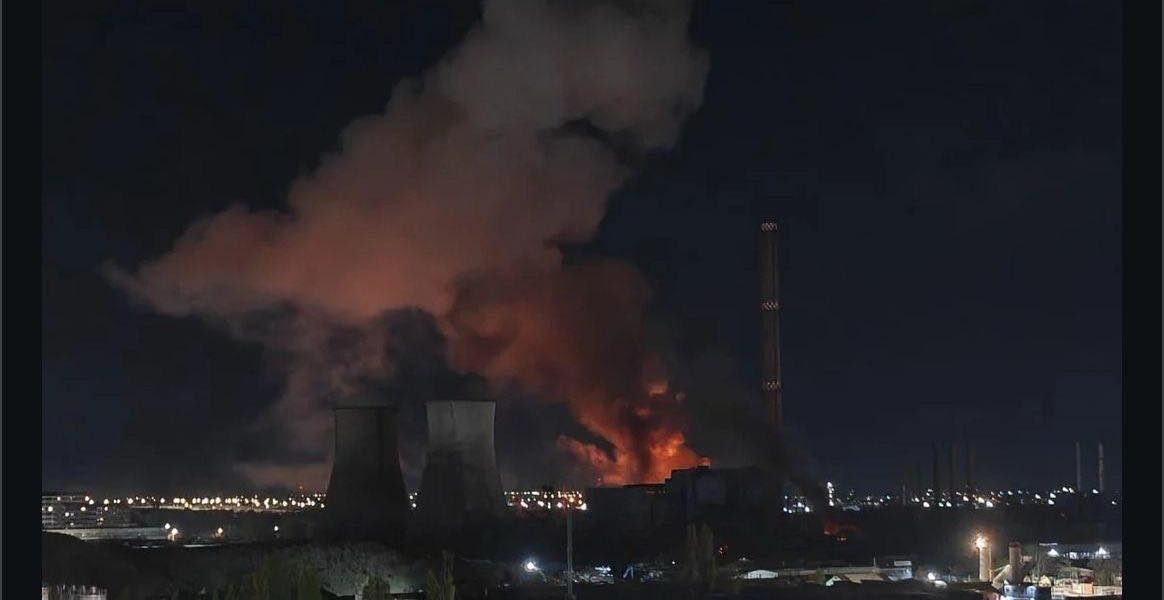 Update: Explozie urmată de incendiu la CET Vest din București. Arafat: Ard 30 de tone de ulei