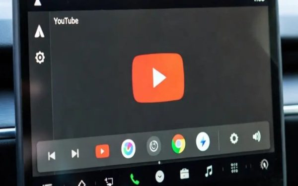 Google a început să ruleze o actualizare pentru YouTube în interfața Android Auto, însă funcționalitatea este limitată strict la controale audio
