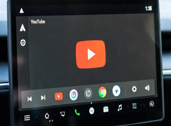 Google a început să ruleze o actualizare pentru YouTube în interfața Android Auto, însă funcționalitatea este limitată strict la controale audio