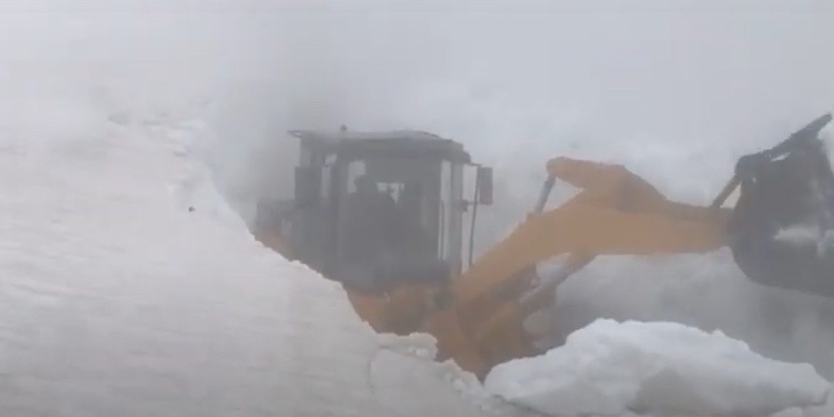 A început DESZĂPEZIREA pe Transalpina: Atenție, șoferi!