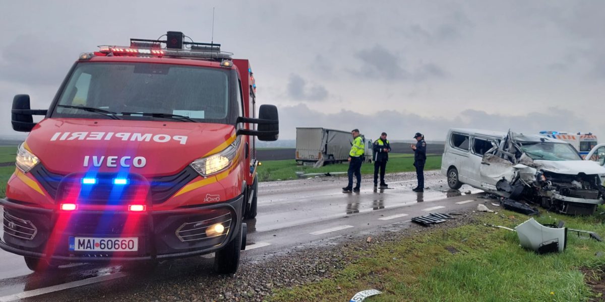 Accident grav pe E85: Patru victime au nevoie de îngrijiri medicale urgente