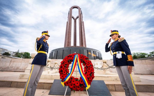 România comemorează eroii: Amintirea lor, veșnic vie în inimile noastre