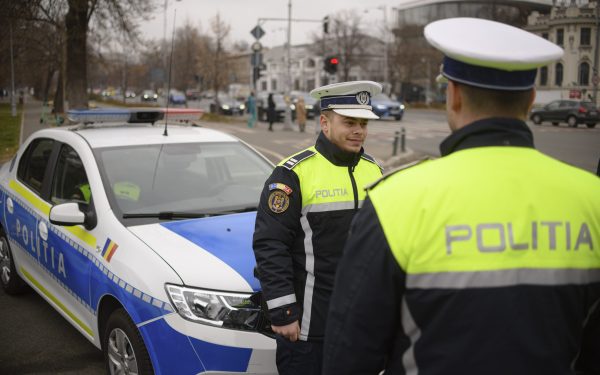 TIR scăpat de sub control în Constanța, impact violent cu mașini și stâlp
