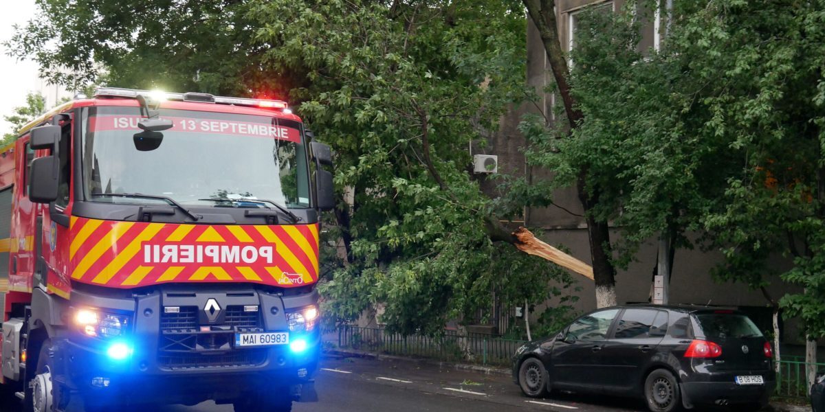 București lovit de furtună: un mort în Ilfov, acoperișuri smulse