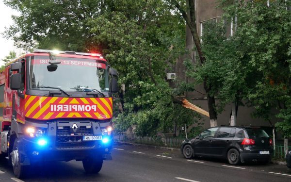 București lovit de furtună: un mort în Ilfov, acoperișuri smulse