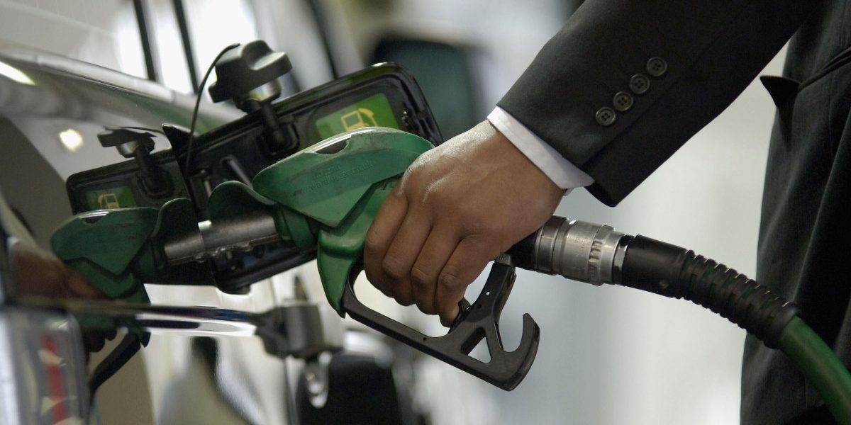 Benzina scumpă: Ce prețuri mici găsești în orașe și unde alimentezi ieftin