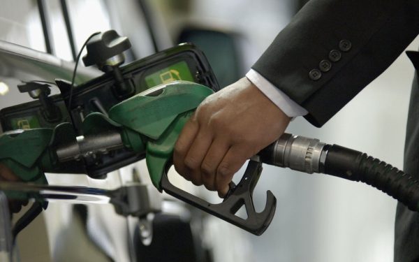 Benzina scumpă: Ce prețuri mici găsești în orașe și unde alimentezi ieftin