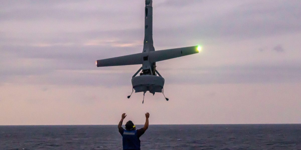 Oftțer român rănită grav de dronă V-BAT în Texas. Anchetă.