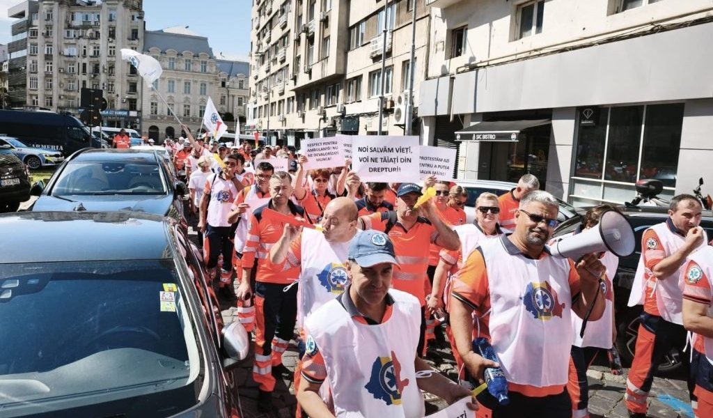 Ambulanțieri în stradă: Nemulțumiți de noua lege a salarizării (FOTO-VIDEO)