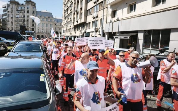 Ambulanțieri în stradă: Nemulțumiți de noua lege a salarizării (FOTO-VIDEO)