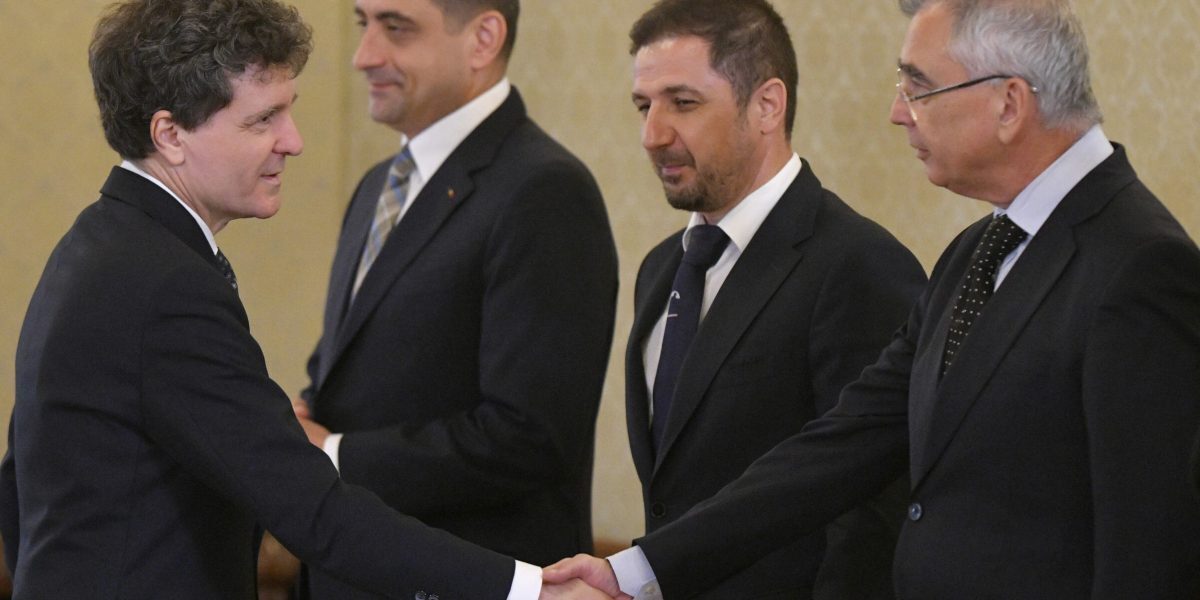 AUR: Nicușor Dan, garantul crizei politice bucureștene