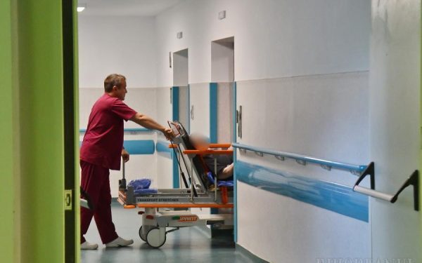 Azilele Dumbrava și spitalele: 16 vârstnici „uitați”