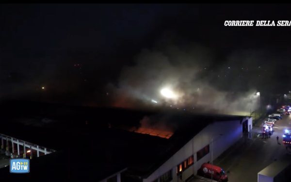 Incendiu la Bartolini Milano: explozii și fum pe caniculă