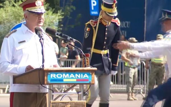 Militar leșină lângă șeful Armatei, care îl ignoră la Ziua Aviației