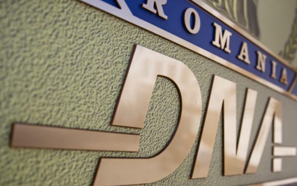 Trei directori din armament, arestați la domiciliu. Sute de mii de euro, găsiți în casă