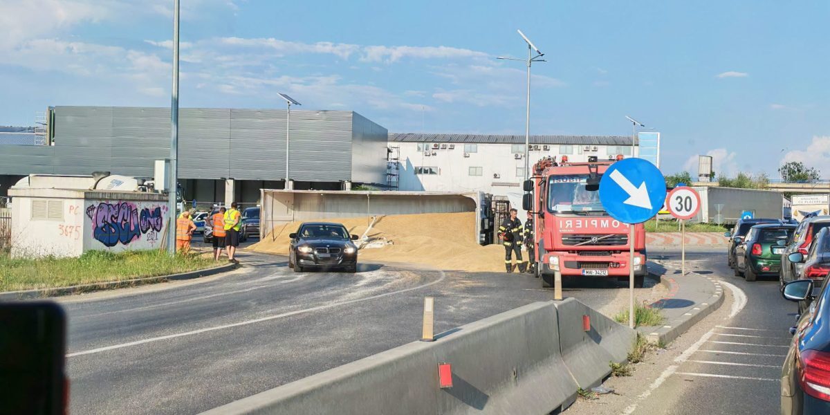 Camion cu cereale răsturnat pe Centura Bucureștiului. Trafic blocat