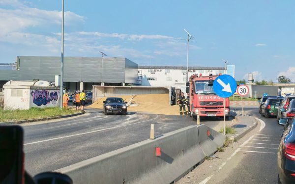 Camion cu cereale răsturnat pe Centura Bucureștiului. Trafic blocat