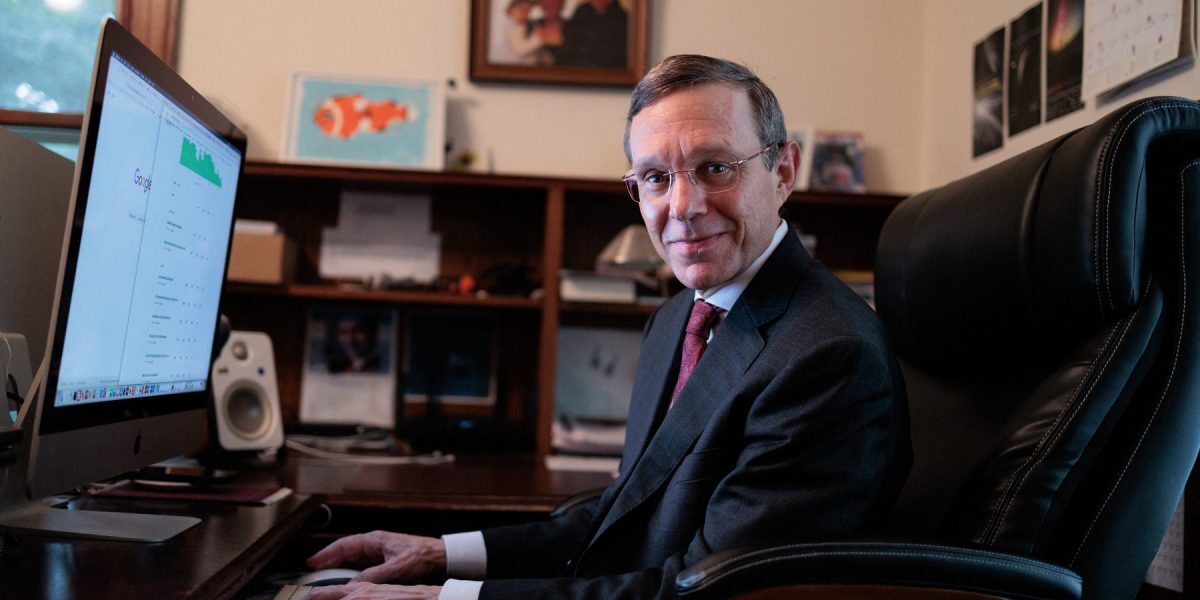 Harvard trimite OZN-uri: „Vânătorul de extratereștri” preia consiliul lui Trump