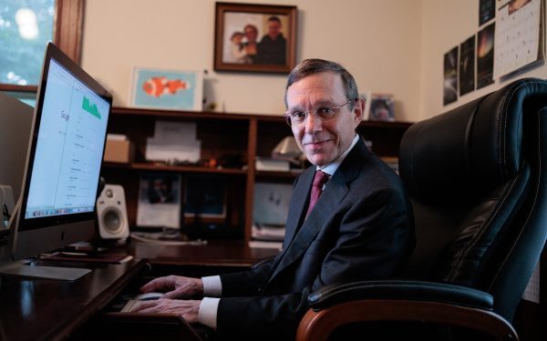 Harvard trimite OZN-uri: „Vânătorul de extratereștri” preia consiliul lui Trump