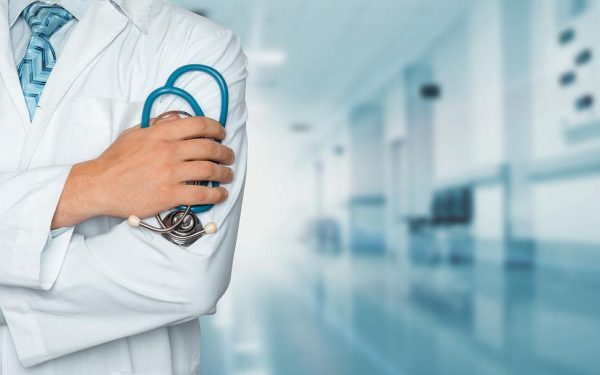 Medicii, pe prima scenă: încredere maximă, dar vaccinele sunt sub semnul întrebării
