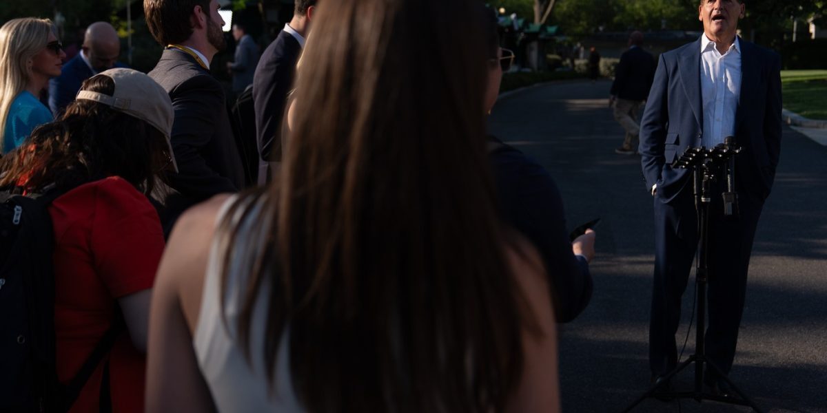 Miliardar: Salariile mici sunt „jenante”. 1.000 de angajați au devenit milionari