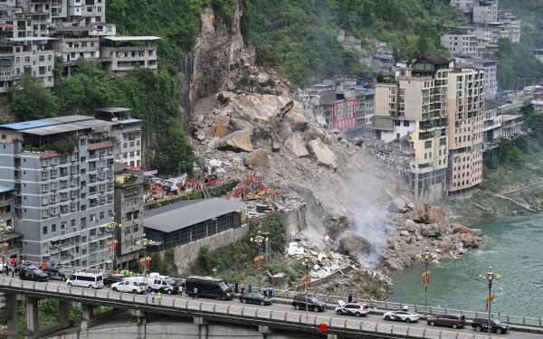 China sub stânci: 8 morți, 34 dispăruți după dezastru