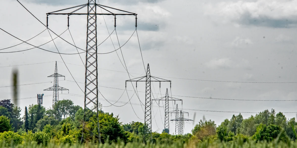 Comisia vrea curent mai ieftin ca gazul, inundă industria cu 100 mld euro